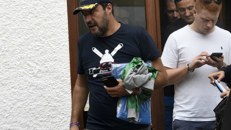 Salvini: "Se qualcuno vuole riaprire i porti lo dica chiaramente". E firma divieto per Alan Kurdi