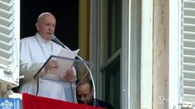 Il Papa bloccato in ascensore per 25 minuti: “Un applauso ai vigili del fuoco”