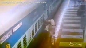 Tragedia scampata in India: un passeggero salva un uomo incastrato tra la banchina e il treno