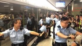 Hong Kong, i manifestanti tentano di interrompere il servizio della metro