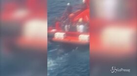 Traghetto con 2mila persone a bordo soccorre migranti in difficoltà