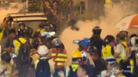 Hong Kong, polizia lancia lacrimogeni contro i giornalisti
