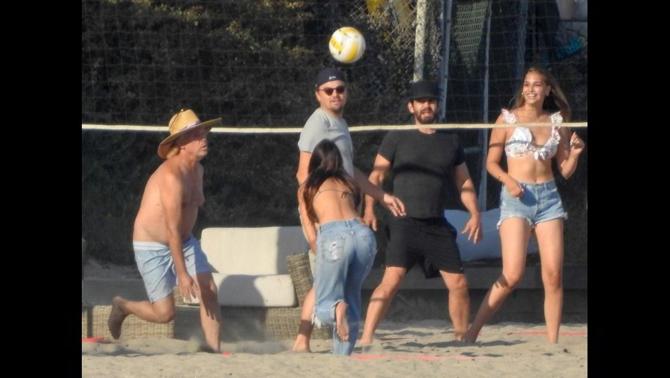 Beach Volley In Spiaggia Con Camila Morrone E Leo Di Caprio