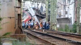 Tokyo, scontro tra un treno e un camion: almeno un morto e trenta feriti