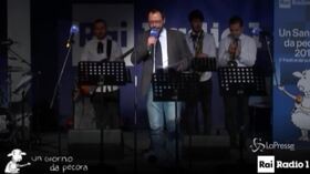 Conte bis, quando il ministro Patuanelli cantava “Gloria” al ‘Sanremo da pecora’