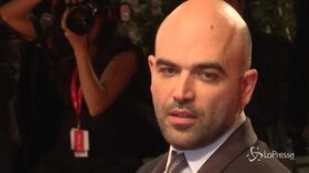 Roberto Saviano protagonista sul red carpet del Festival di Venezia