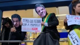 Brasile: manifestanti in piazza a Rio per difendere la foresta amazzonica