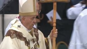 Il Papa saluta il Mozambico con una messa sotto la pioggia, la festa però non è rovinata