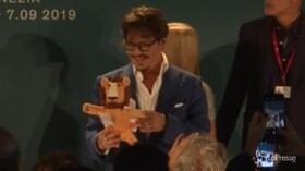 Johnny Depp al Festival di Venezia tra selfie e sorrisi con i fan