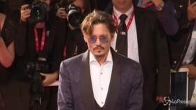 Festival Venezia: Johnny Depp sul red carpet, fan in delirio