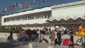 Festival Venezia, gli attivisti occupano il red carpet per dire no alle grandi navi