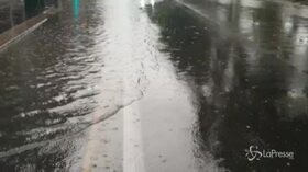 Maltempo, a Milano strade allagate: esonda il Seveso