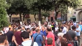 Acerra, la marcia dei cittadini nella Terra dei Fuochi: “Siamo stufi dei roghi”