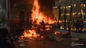 Proteste a Hong Kong, a fuoco le barricate dei manifestanti pro democrazia