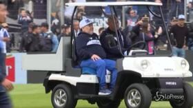 Maradona torna in Argentina, l’accoglienza di migliaia di fan