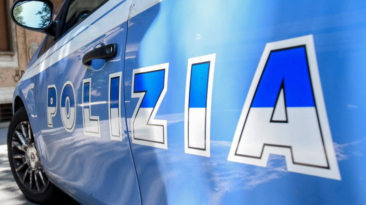 "Aiuto, mia moglie sta male". Ferma una ragazza in auto e la violenta per ore