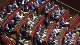 Governo, le proteste e i cori dei deputati di Lega e Fratelli d’Italia