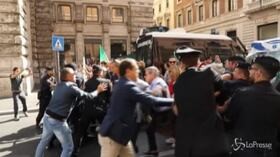 Conte alla Camera, tensioni vicino Montecitorio