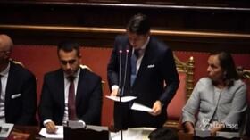 Senato, Conte parla di immigrazione: cartelli e cori dai banchi della Lega