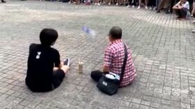L’uomo con la bottiglia, il nuovo beniamino (virale) delle proteste a Hong Kong