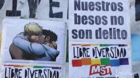Fumetto con bacio gay censurato, manifestazione LGBT davanti a ambasciata Brasile di Buenos Aires