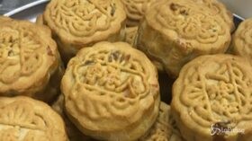 Hong Kong, dolci lunari con slogan per protestare contro Pechino