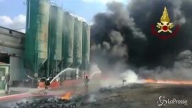 Incendio in fabbrica, una colonna di fumo nero nel cielo di Avellino