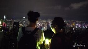 Le colline di Hong Kong si illuminano: i manifestanti sulla Lion Rock