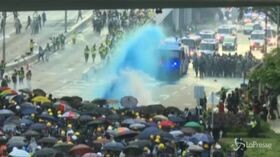 Scontri a Hong Kong, polizia usa lacrimogeni