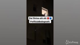 La festa dei giocatori del Bologna per Mihajlovic fuori dall’ospedale: “Dai Sinisa alé”