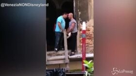 Rissa a Venezia, gondoliere preso a testate e pugni da un turista per un selfie