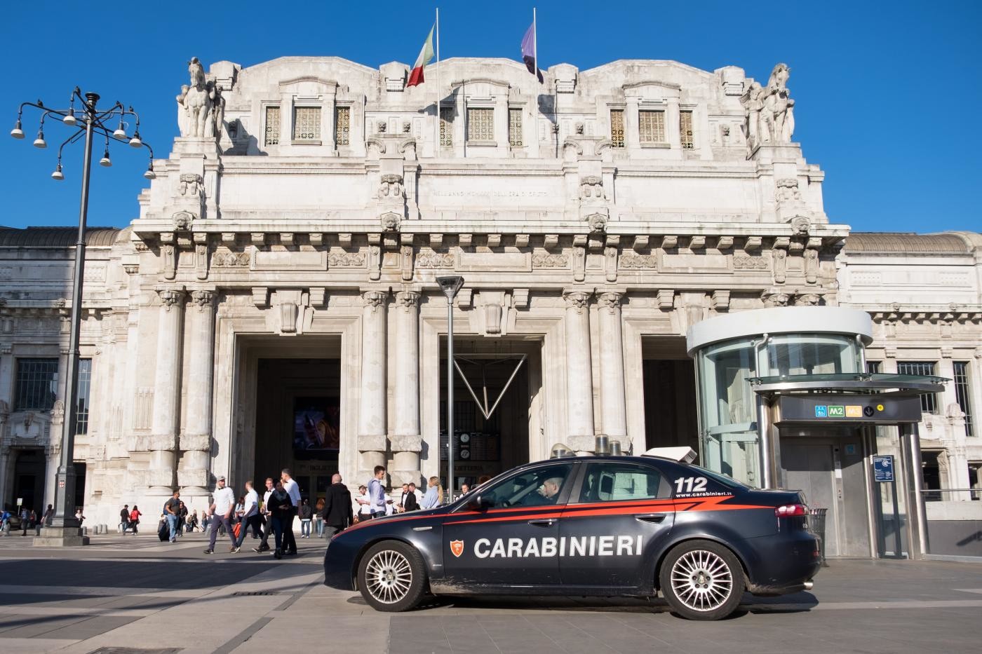 Milano, aggredisce militare in stazione gridando “Allah akbar”: arrestato yemenita