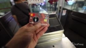 Roma, rivoluzione “Tap&Go”: i biglietti della metro si pagano con la carta di credito ai tornelli