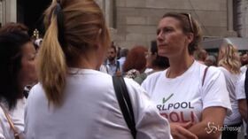 Miracolo San Gennaro, lavoratori Whirpool e American Laundry protestano sul sagrato del Duomo di Napoli