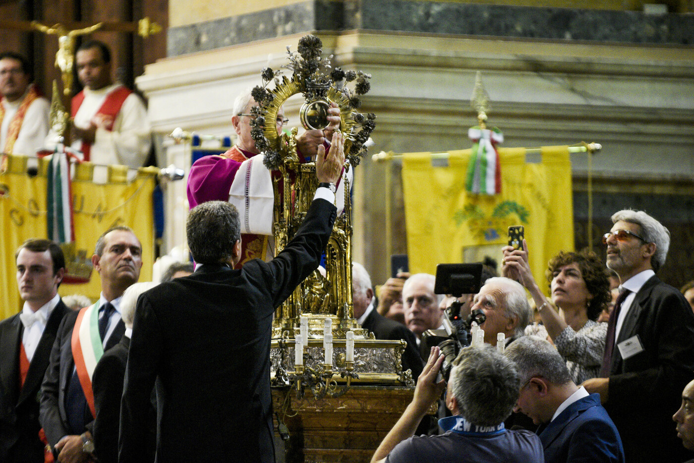 Napoli, in Duomo si ripete il miracolo di San Gennaro FOTOGALLERY