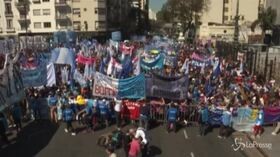 Crisi economica in Argentina, in migliaia in piazza per l’emergenza cibo
