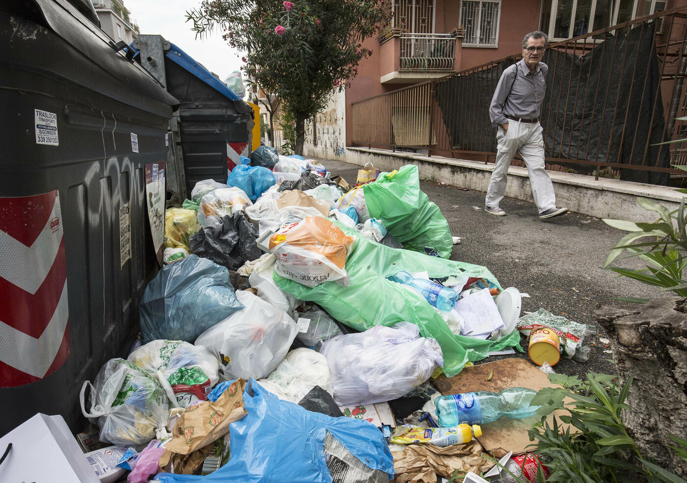 Roma, è di nuovo emergenza rifiuti – FOTOGALLERY