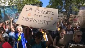 Fridays For Future, Parigi invasa da migliaia di manifestanti