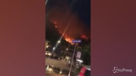 Salerno: divampa incendio su una collina vicino a Sarno, evacuati i cittadini
