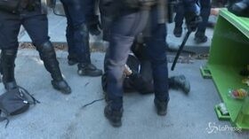 Parigi: tensione alla nuova protesta dei gilet gialli, scontri e arresti