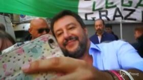 Salvini: a Milano sorrisi, selfie e la gufata, “Il derby? Lo vince di sicuro l’Inter”