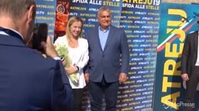 Atreju, la Meloni accoglie Orban: il leader ungherese ricambia con fiori e baciamano