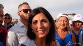 Roma, la sindaca Raggi con i volontari per ripulire il lido di Ostia e la Pineta di Castel Fusano