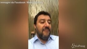 Caso Gregoretti, Salvini apre la busta in diretta video: “Richiesta archiviazione”