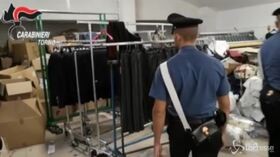 Torino, scoperto a Ciriè laboratorio clandestino di abbigliamento: un arresto