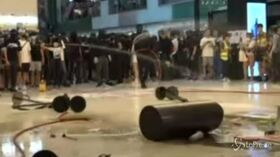 Tensione in un centro commerciale a Hong Kong
