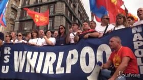 Whirlpool Napoli, protesta operai: “Il pacco non lo vogliamo”