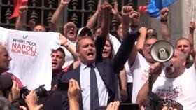 Napoli, Whirlpool: De Magistris canta “Bella ciao” con il pugno alzato
