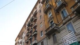 Milano, precipita dall’ottavo piano con figlia di 2 anni in braccio: 43enne morta sul colpo