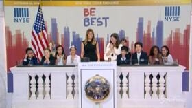 New York, Melania Trump apre la Borsa a Wall Street
